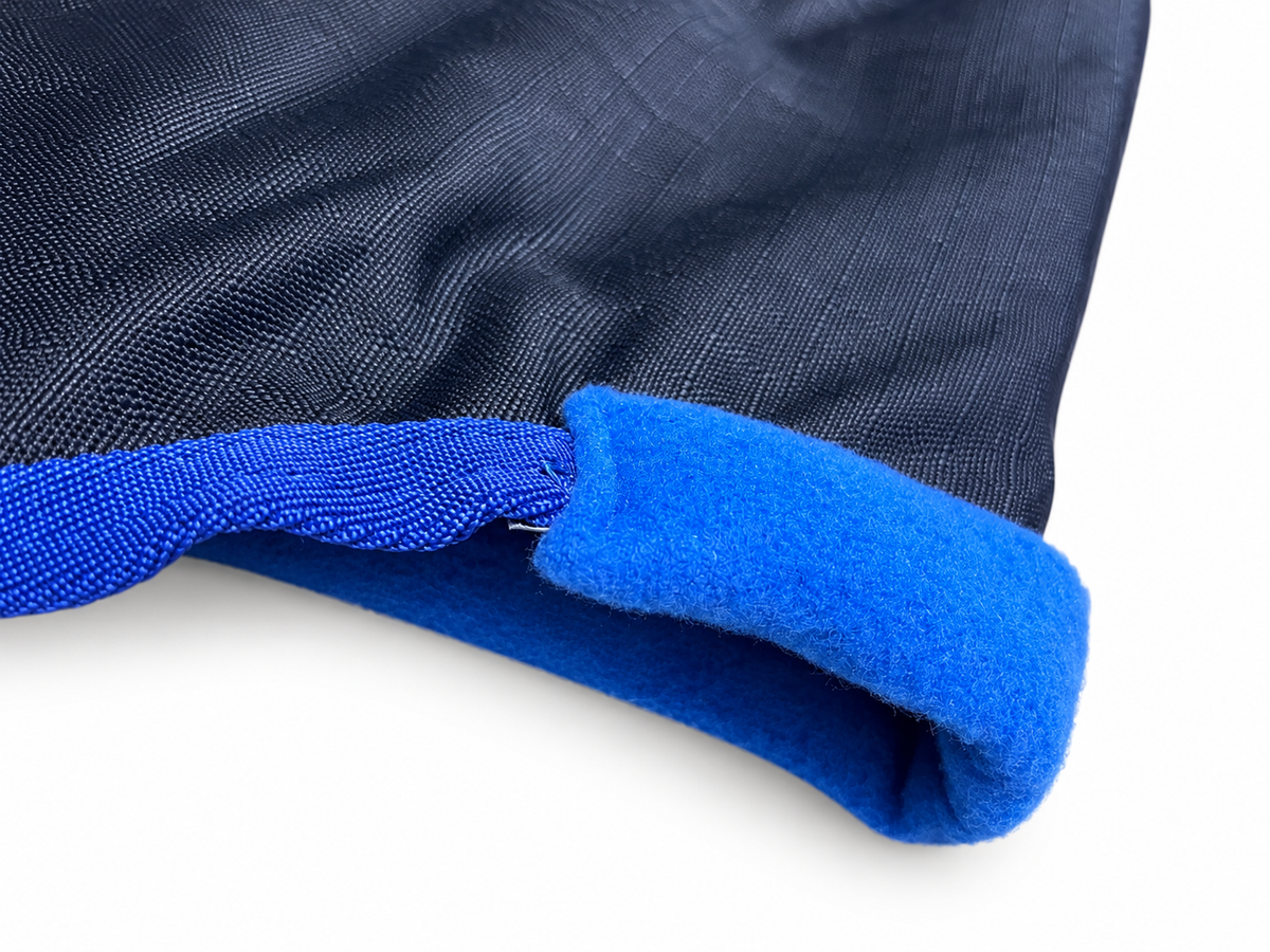 Detailfoto fleece schoft van de regendeken IRH Little Champion in de kleur navy 